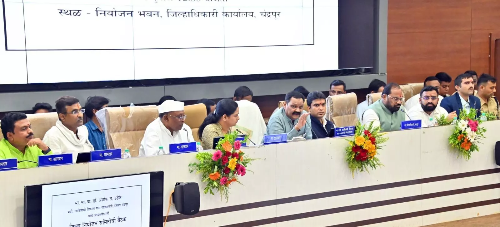 जनप्रतिनिधियों को विश्वास में लेकर निधि वितरित करेंगे : पालकमंत्री जनप्रतिनिधियों को विश्वास में लेकर निधि वितरित करेंगे : पालकमंत्री