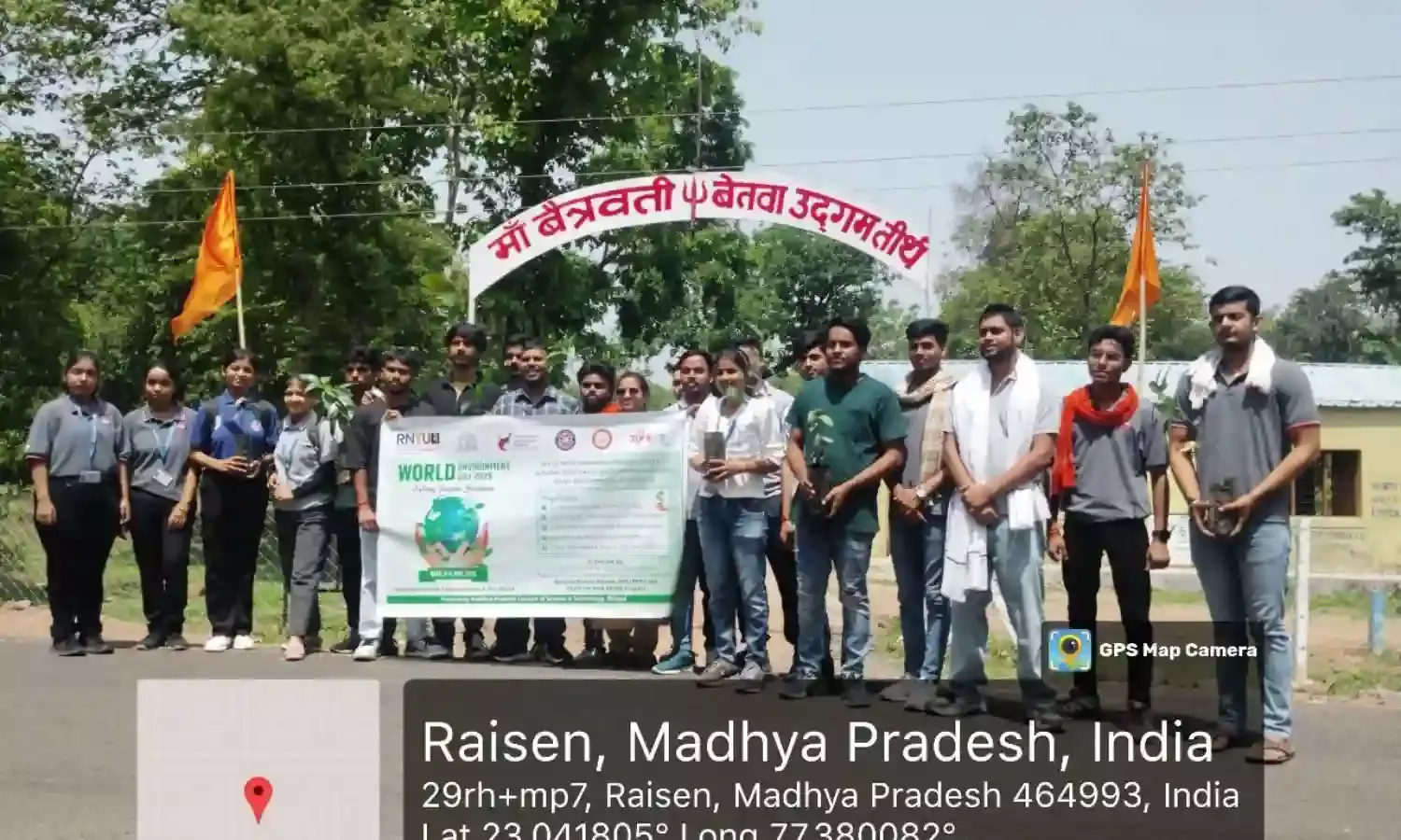 रबीन्द्रनाथ टैगोर विश्वविद्यालय ने विश्व पर्यावरण दिवस पर झिरी गाँव में चलाया जागरूकता व पौधारोपण अभियान