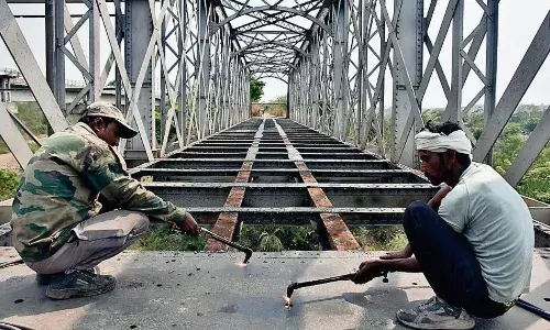 जिस ब्रिज से गुजरती थी ट्रेन, क्या वह आदमी का वजन नहीं सह पाता