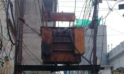 रानीगंज में रातभर गुल रही बिजली, भीषण गर्मी में लोग बेहाल रानीगंज में रातभर गुल रही बिजली, भीषण गर्मी में लोग बेहाल