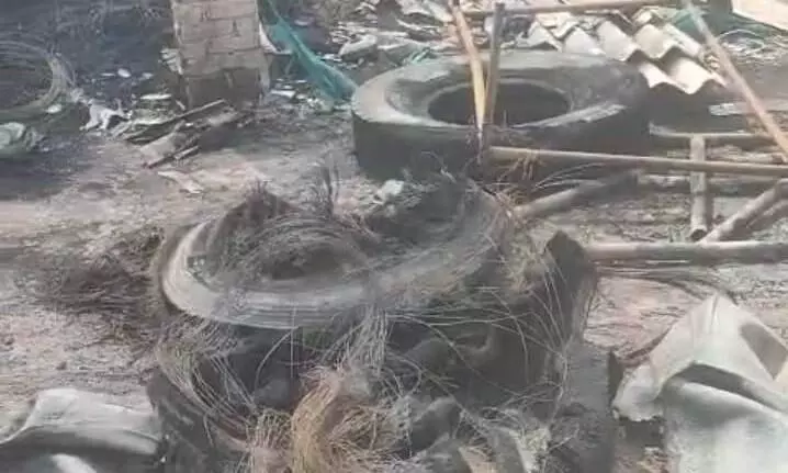 अज्ञात कारणों के चलते टायर पंचर की दुकान में लगी आग, समान जलकर खाक अज्ञात कारणों के चलते टायर पंचर की दुकान में लगी आग, समान जलकर खाक