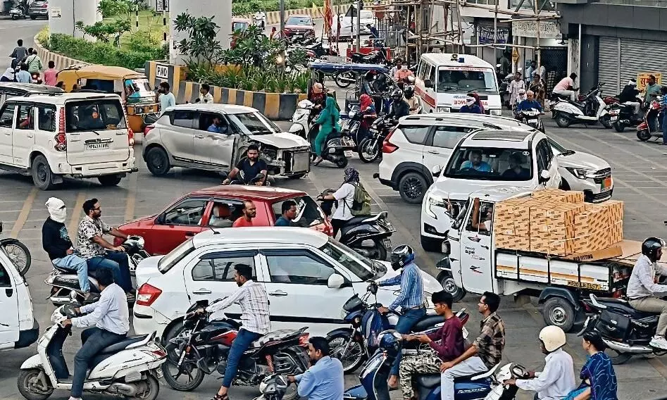इस चौराहे से जैसा चाहो वैसा निकलाे कहीं कोई रोक-टोक नहीं इस चौराहे से जैसा चाहो वैसा निकलाे कहीं कोई रोक-टोक नहीं
