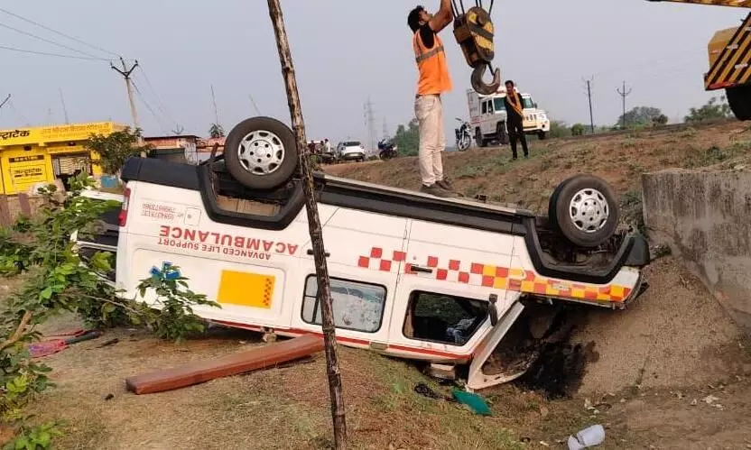 प्रायवेट एंबुलेंस पलटने से पूर्व पार्षद की मौत शव, 5 घायल प्रायवेट एंबुलेंस पलटने से पूर्व पार्षद की मौत शव, 5 घायल