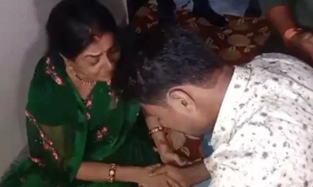 उसकी नजरें चुराने से.., इस ट्रिक से गोविंद ने सोनम से उगलवाया सच, कहा - हत्यारी बहन को फांसी दिलवाऊंगा उसकी नजरें चुराने से.., इस ट्रिक से गोविंद ने सोनम से उगलवाया सच, कहा - हत्यारी बहन को फांसी दिलवाऊंगा