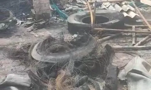 अज्ञात कारणों के चलते टायर पंचर की दुकान में लगी आग, समान जलकर खाक
