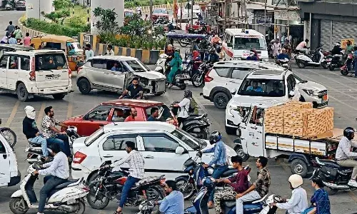इस चौराहे से जैसा चाहो वैसा निकलाे कहीं कोई रोक-टोक नहीं