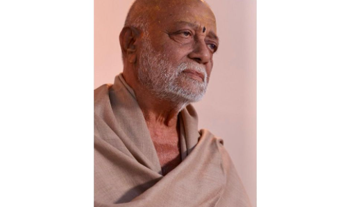 बेंगलुरु भगदड़ पीड़ितों को मोरारी बापू की श्रद्धांजलि और परिवारों को आर्थिक सहायता