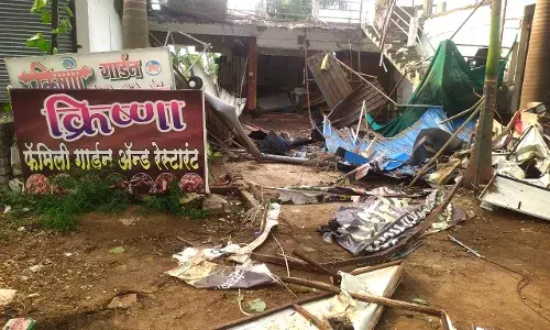 जगह खाली न करने पर मालिक ने चला दी होटल पर जेसीबी