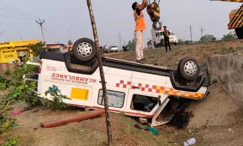 प्रायवेट एंबुलेंस पलटने से पूर्व पार्षद की मौत शव, 5 घायल