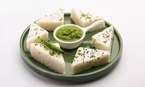 अगर सूजी के ढोकले कभी नहीं बनाए तो, एक बार जरूर करें ट्राई, मेहमानों को आएगा बेहद पसंद