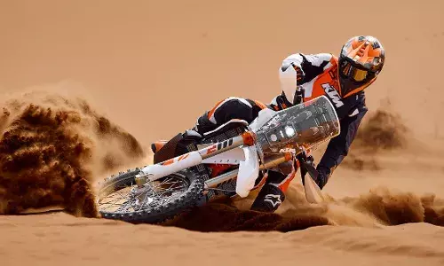 2026 KTM 450 Rally Replica हुई जॉन्च, कीमत इतनी की आ जाए Toyota Fortuner