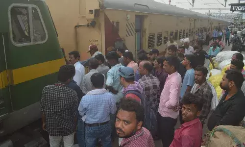 रीवा-जबलपुर शटल का इंजन फेल, प्लेटफॉर्म-१ में दो घंटे खड़ी रही टे्रन
