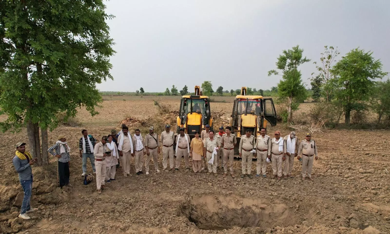 वन भूमि से हटाया गया अतिक्रमण, दक्षिण वनमण्डल की बीट पडरहा में भी हुई कार्रवाई वन भूमि से हटाया गया अतिक्रमण, दक्षिण वनमण्डल की बीट पडरहा में भी हुई कार्रवाई