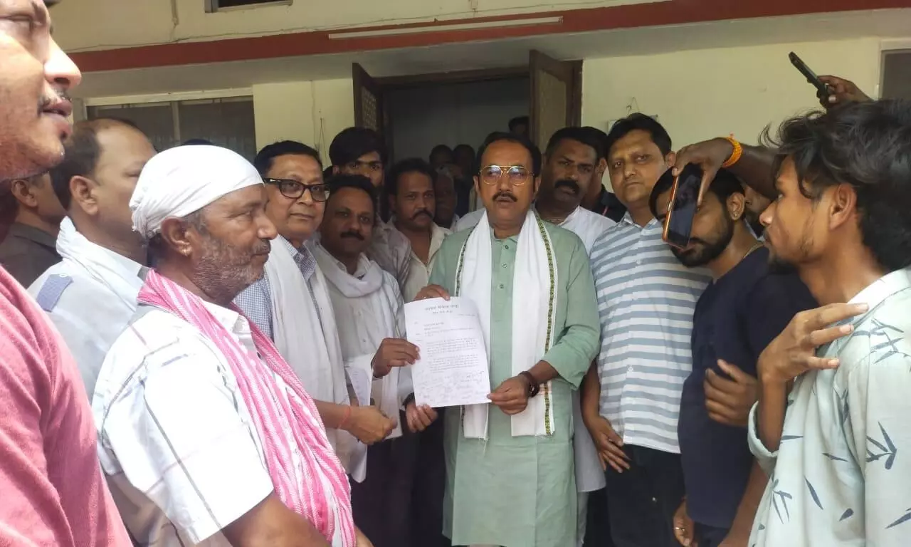 पन्ना व्यापारी संघ ने विधायक पन्ना को सौंपा आवेदन पत्र, सड़क की चौडाई संशोधित कर नौं मीटर किए जाने की रखी मांग पन्ना व्यापारी संघ ने विधायक पन्ना को सौंपा आवेदन पत्र, सड़क की चौडाई संशोधित कर नौं मीटर किए जाने की रखी मांग