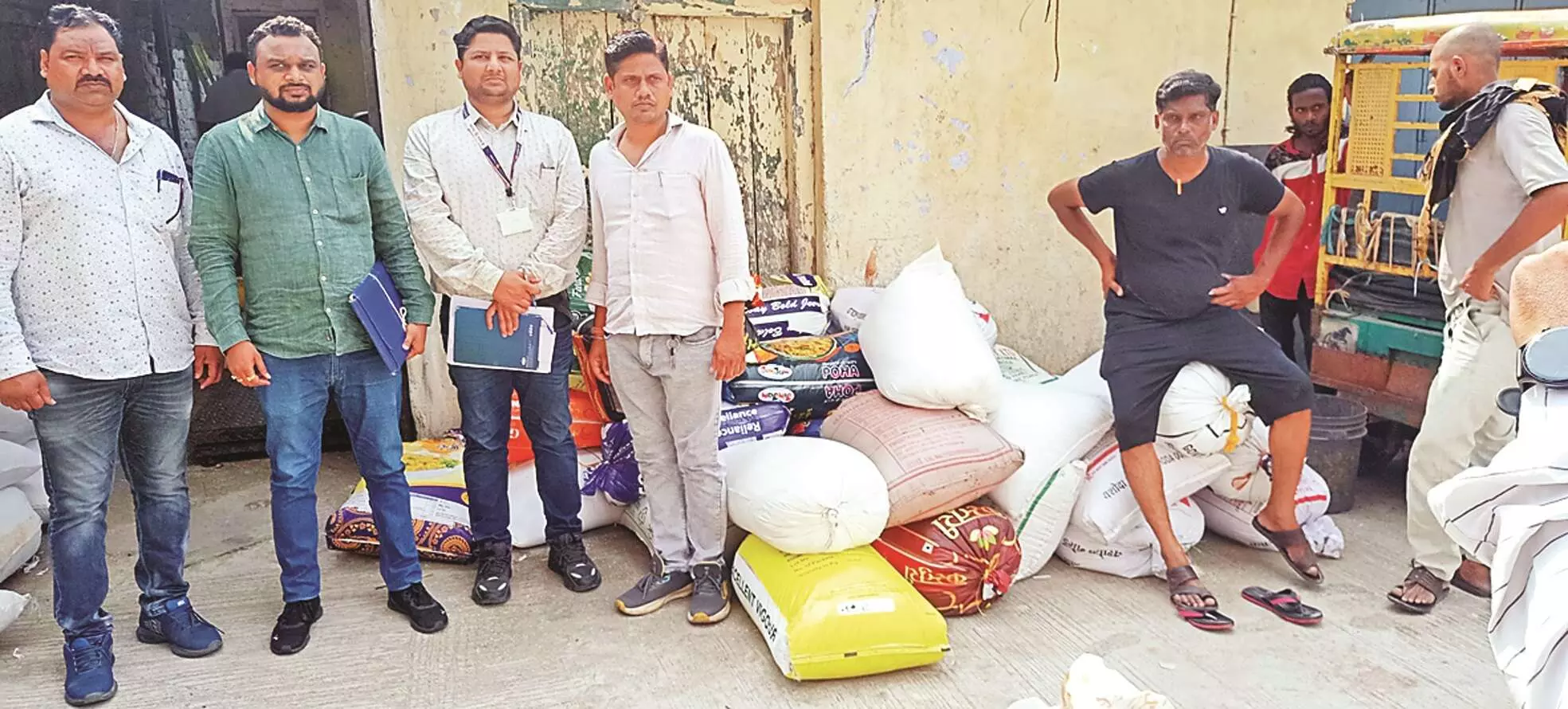 राशन के अनाज की कालाबाजारी 40 क्विंटल चावल किया जब्त, की गई कार्रवाई राशन के अनाज की कालाबाजारी 40 क्विंटल चावल किया जब्त, की गई कार्रवाई