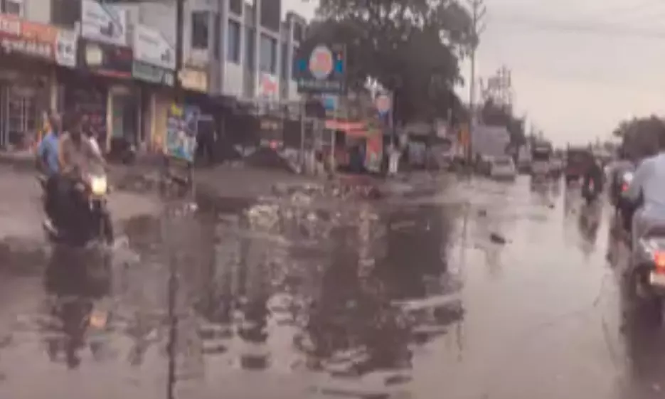 एक घंटे तक चली तेज बारिश, सड़कों पर आया नालों का पानी एक घंटे तक चली तेज बारिश, सड़कों पर आया नालों का पानी
