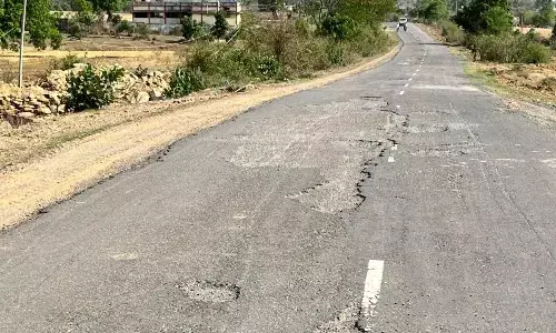 खस्ताहाल पन्ना-रैपुरा मार्ग राहगीर परेशान, मोहन्द्रा से रैपुरा तक सड़क बदहाल, घाट पर टूटी रेलिंग बनी जानलेवा