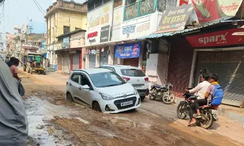 टूटी पाइप लाइन, कीचड़ भरे गड्ढे में फंसी कार, सीवर लाइन कार्य में मनमानी, व्यापारियों ने कहा बरसात पूर्व पूरा हो कार्य