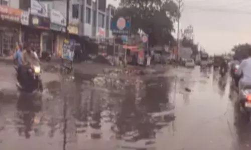 एक घंटे तक चली तेज बारिश, सड़कों पर आया नालों का पानी