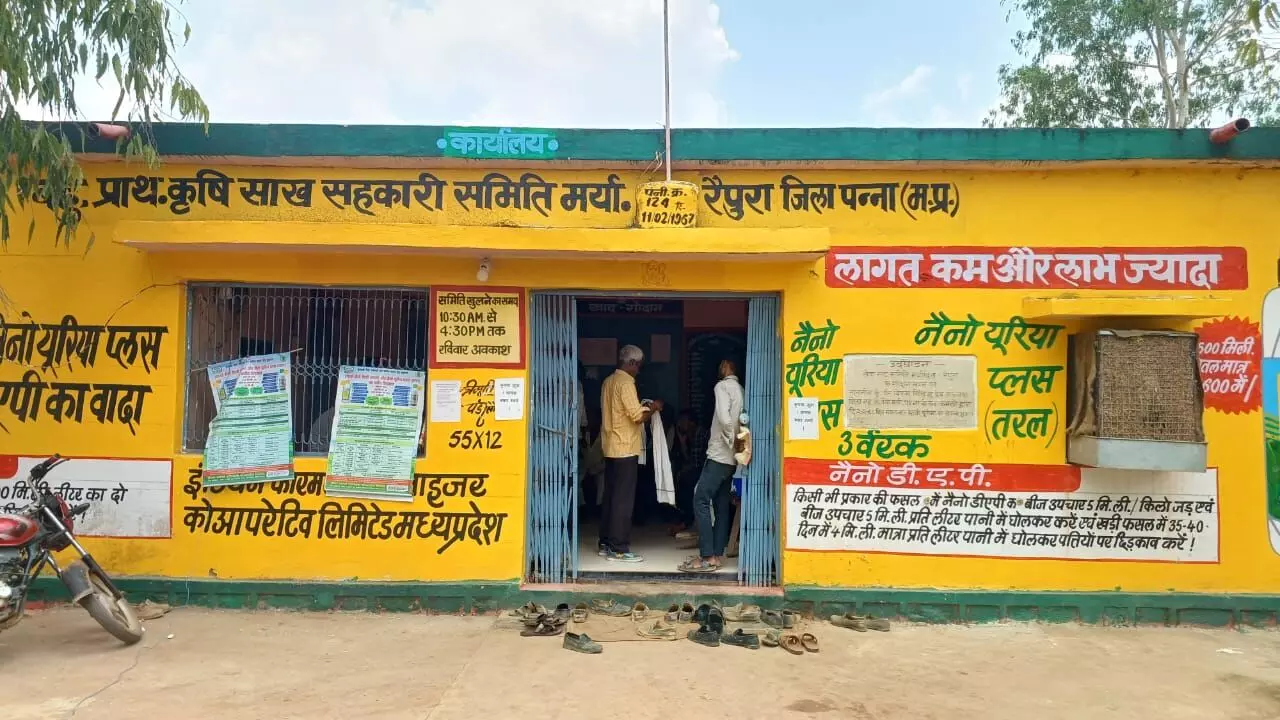 किसानों की उपार्जन खरीदी के एक माह बाद भी नहीं पहुंचा खातों में पैसा किसानों की उपार्जन खरीदी के एक माह बाद भी नहीं पहुंचा खातों में पैसा