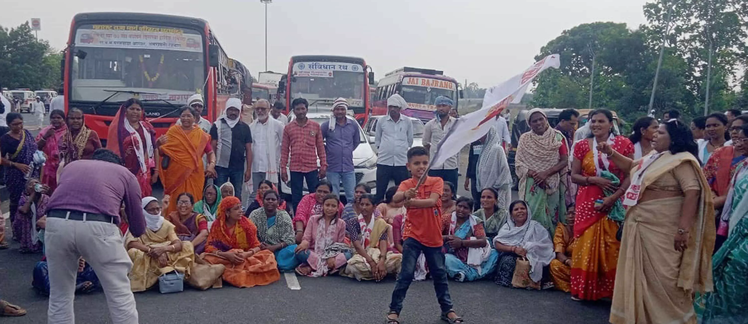 गुस्साए अमरावती के किसान, अब गांधीगिरी नहीं, भगत सिंह स्टाइल आंदोलन! गुस्साए अमरावती के किसान, अब गांधीगिरी नहीं, भगत सिंह स्टाइल आंदोलन!