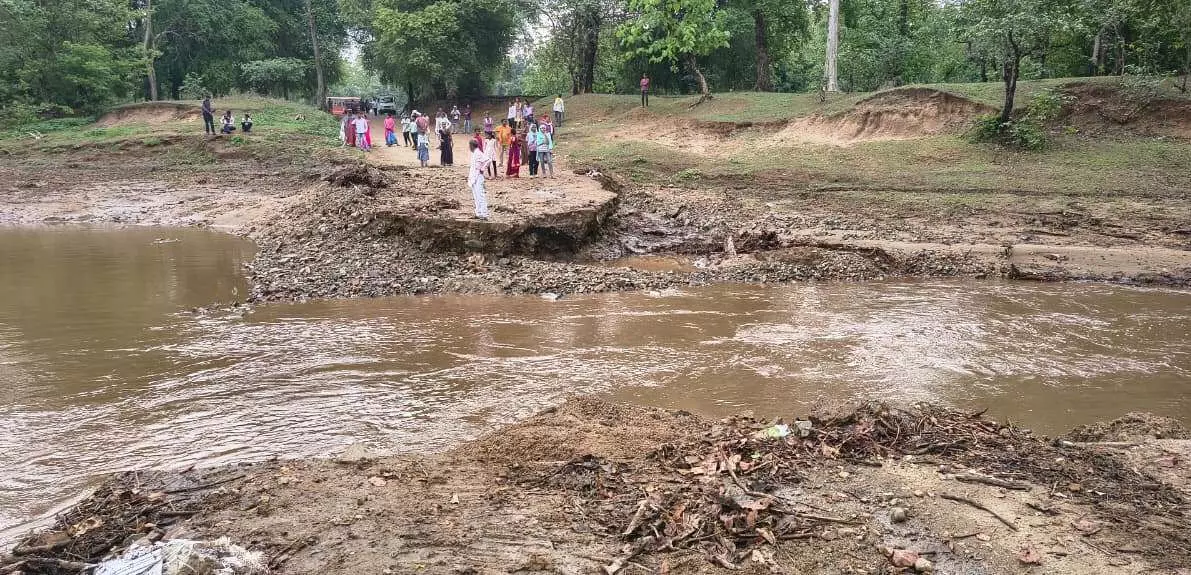 धीमी गति से चल रहा पुलों का निर्माण, बरसों सेे मुरुम-मिट्टी से बने रपटों से चला रहे काम धीमी गति से चल रहा पुलों का निर्माण, बरसों सेे मुरुम-मिट्टी से बने रपटों से चला रहे काम