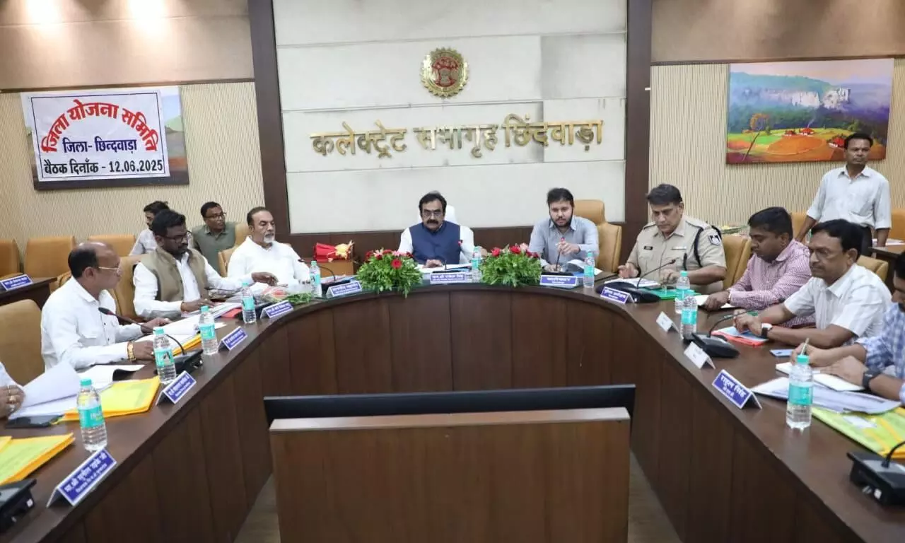 प्रभारी मंत्री राकेश सिंह की अध्यक्षता में जिला योजना समिति की बैठक आयोजित की गई प्रभारी मंत्री राकेश सिंह की अध्यक्षता में जिला योजना समिति की बैठक आयोजित की गई
