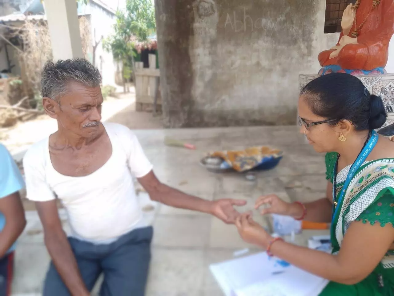 संक्रमण से बचाने तेंदूपत्ता मजदूरों के लिए जा रहे ब्लड सैम्पल संक्रमण से बचाने तेंदूपत्ता मजदूरों के लिए जा रहे ब्लड सैम्पल