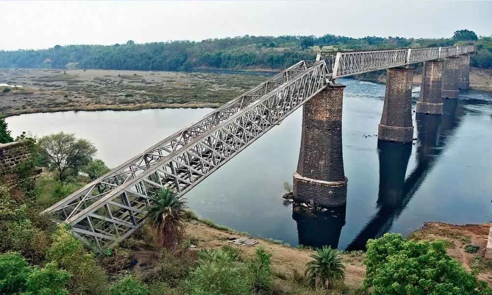 मात्र 2.95 करोड़ रुपए में नीलाम कर दिया हेरिटेज ब्रिज मात्र 2.95 करोड़ रुपए में नीलाम कर दिया हेरिटेज ब्रिज