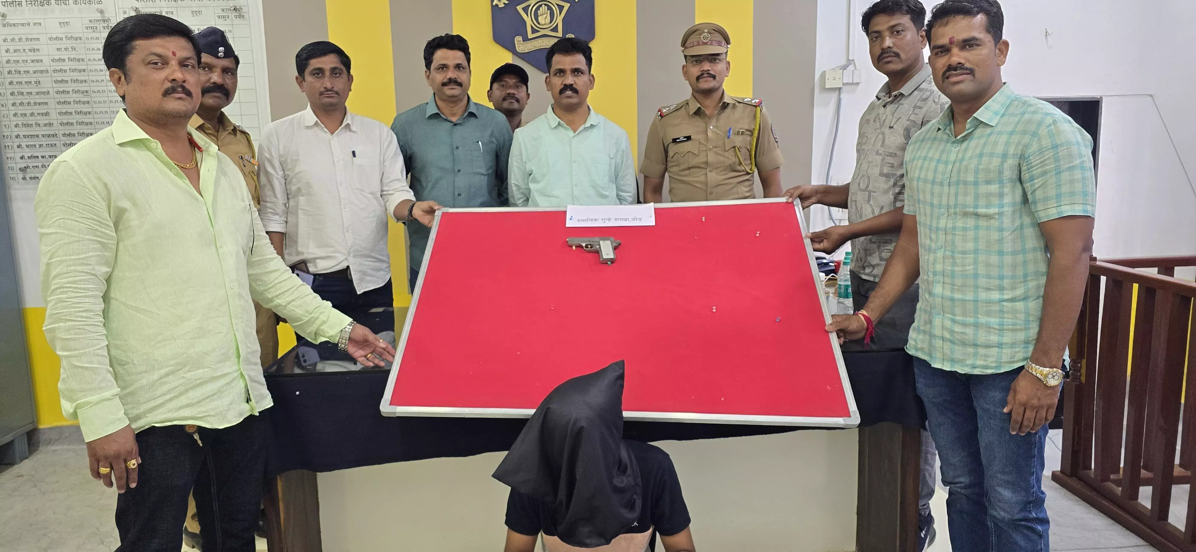 हनुमान मंदिर के पास देशी पिस्तौल लेकर घूम रहा था युवक, पुलिस ने किया गिरफ्तार हनुमान मंदिर के पास देशी पिस्तौल लेकर घूम रहा था युवक, पुलिस ने किया गिरफ्तार