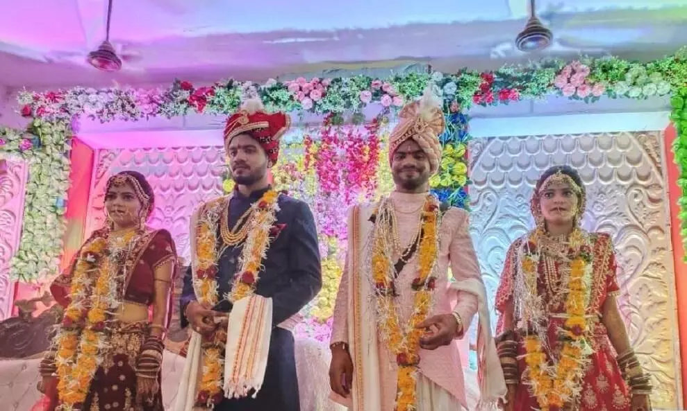 ट्विन्स वेडिंग...जुड़वा बहनों ने रचाया जुड़वा भाइयों से विवाह ट्विन्स वेडिंग...जुड़वा बहनों ने रचाया जुड़वा भाइयों से विवाह