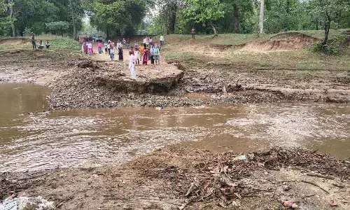 धीमी गति से चल रहा पुलों का निर्माण, बरसों सेे मुरुम-मिट्‌टी से बने रपटों से चला रहे काम