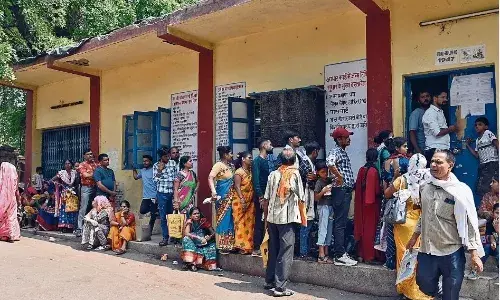बेजान रिकाॅर्डों को एसी की ठंडी हवा मासूम और बुजुर्ग झुलस रहे गर्मी में
