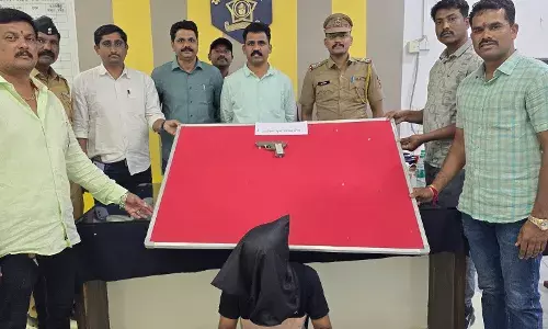 हनुमान मंदिर के पास देशी पिस्तौल लेकर घूम रहा था युवक, पुलिस ने किया गिरफ्तार