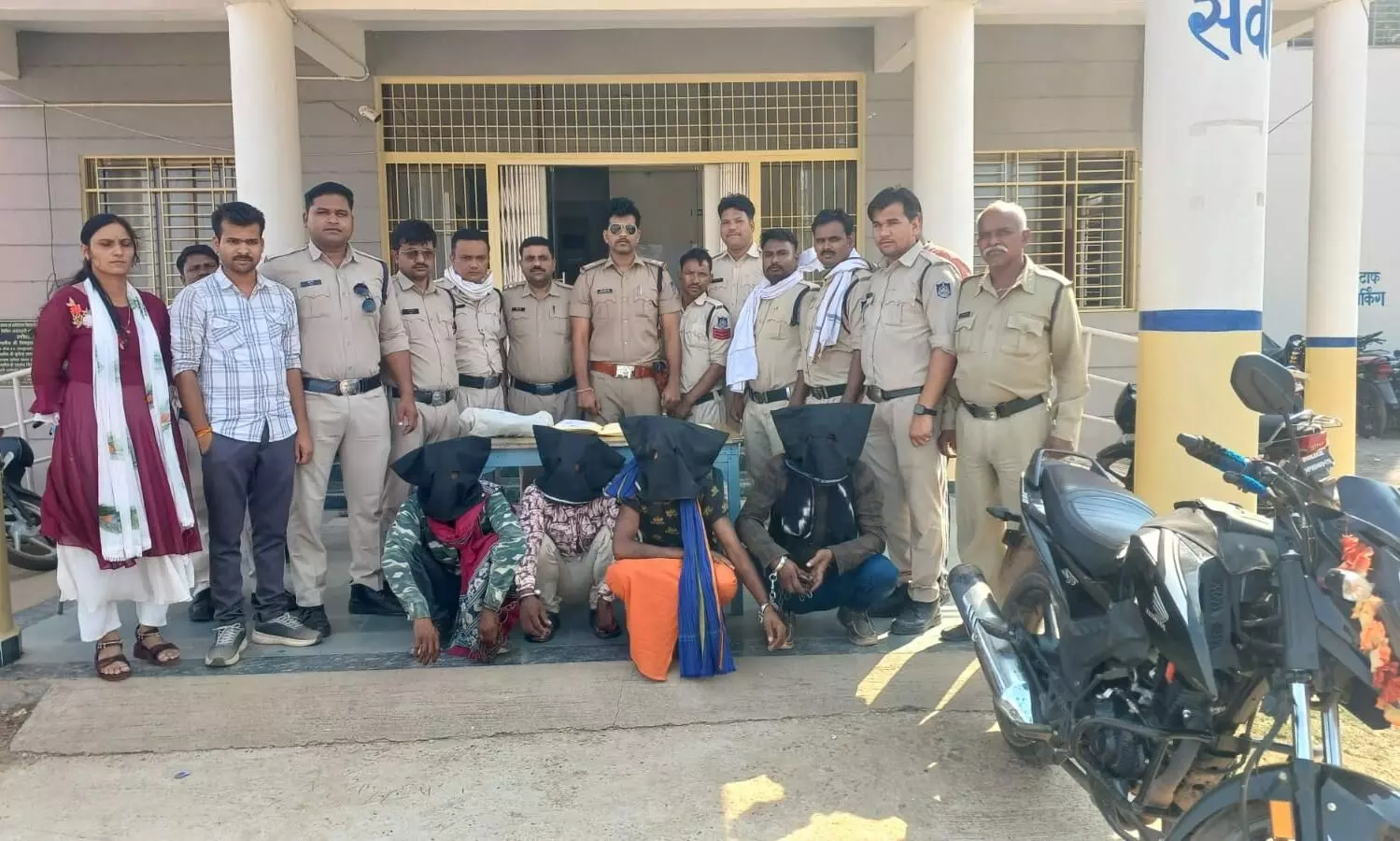 रैपुरा के गुदरी घाट में हुई लूट के आरोपियों को पुलिस ने किया गिरफ्तार, सोना बेंचने का लालच देकर बुलाया था रैपुरा के गुदरी घाट में हुई लूट के आरोपियों को पुलिस ने किया गिरफ्तार, सोना बेंचने का लालच देकर बुलाया था