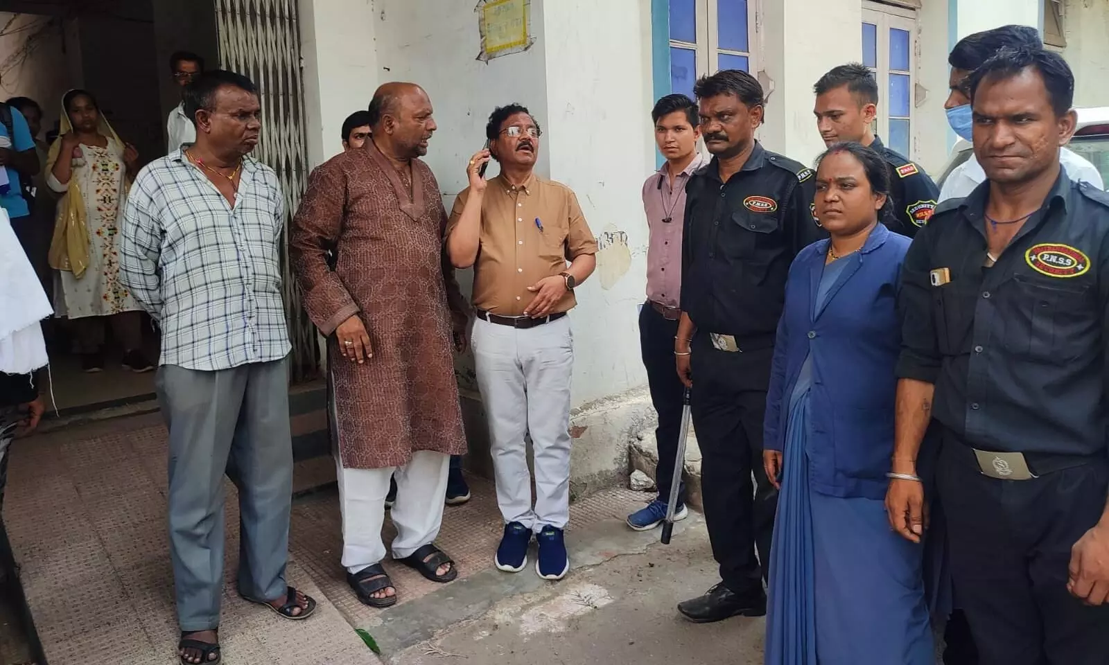 तीन माह से नहीं मिला वेतन, हड़ताल पर सुरक्षाकर्मी, अधिकारियों की समझाइश के बाद काम पर लौटे तीन माह से नहीं मिला वेतन, हड़ताल पर सुरक्षाकर्मी, अधिकारियों की समझाइश के बाद काम पर लौटे