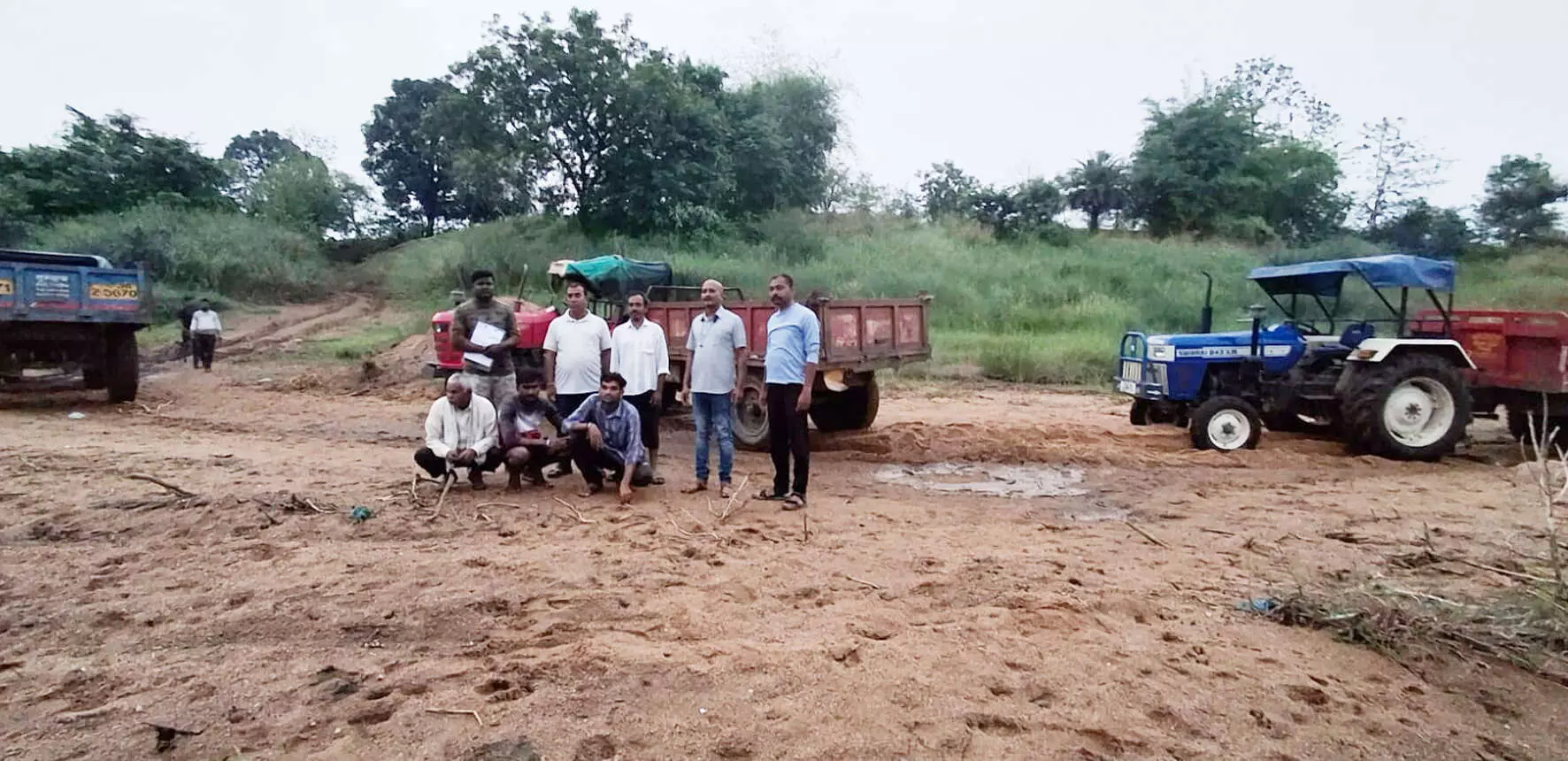 रेत तस्करी : चुलबंद नदी के घाट से रेत लदे तीन ट्रैक्टर पकड़े रेत तस्करी : चुलबंद नदी के घाट से रेत लदे तीन ट्रैक्टर पकड़े