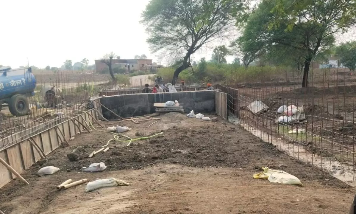 मनमानी, स्वीकृत स्थल से बाहर बनाई जा रही पुलिया मनमानी, स्वीकृत स्थल से बाहर बनाई जा रही पुलिया