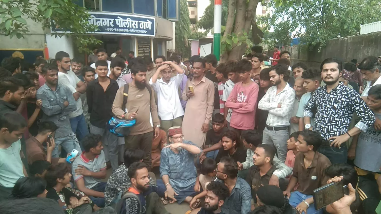मुंबई के गोवंडी में डंपर ने चार लोगों को उड़ाया, हादसे में चारों स्कूटी सवार की मौत मुंबई के गोवंडी में डंपर ने चार लोगों को उड़ाया, हादसे में चारों स्कूटी सवार की मौत
