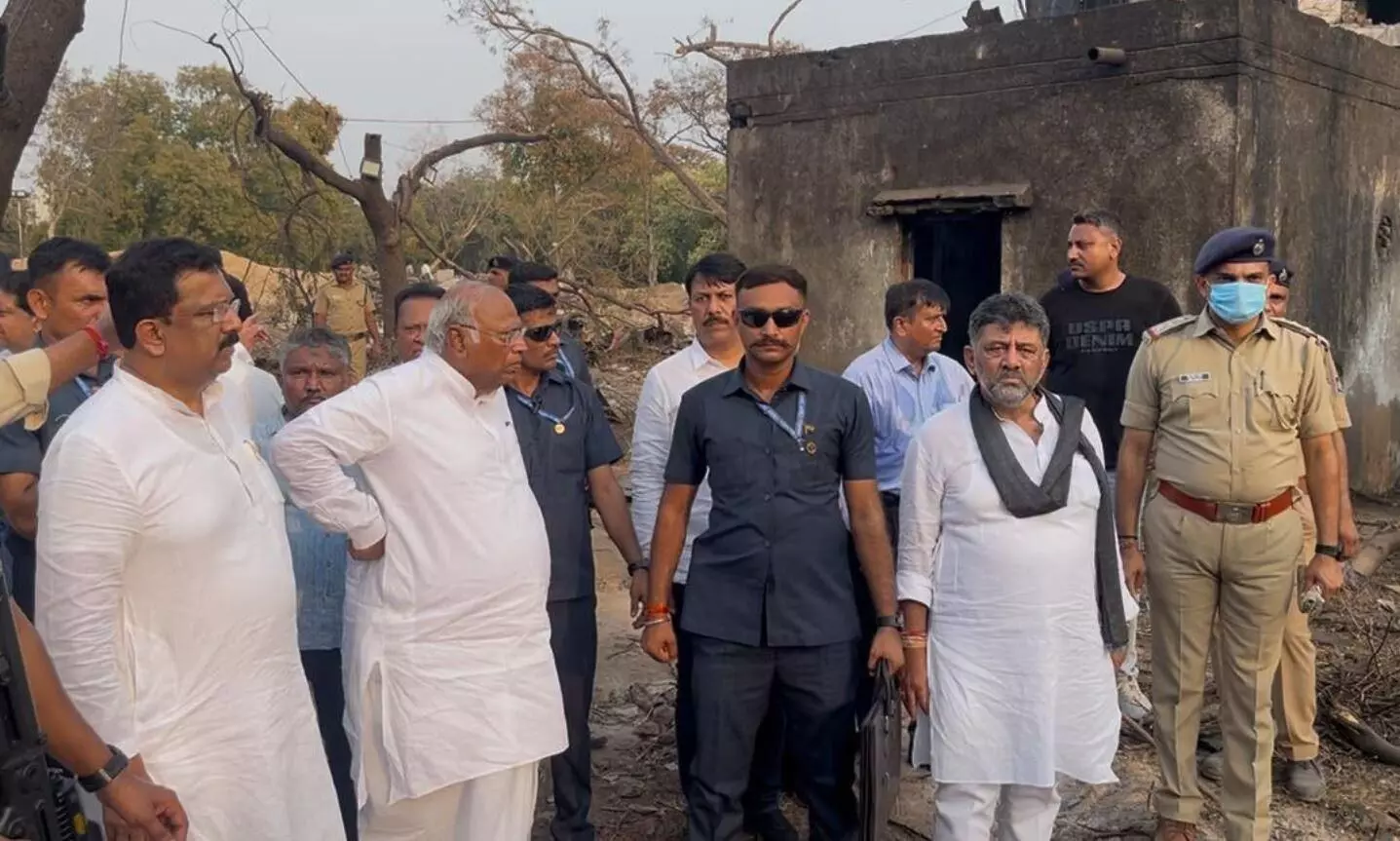 घटनास्थल पर पहुंचे मल्लिकार्जुन खरगे और डीके शिवकुमार, घायलों से अस्पताल जाकर की बात घटनास्थल पर पहुंचे मल्लिकार्जुन खरगे और डीके शिवकुमार, घायलों से अस्पताल जाकर की बात
