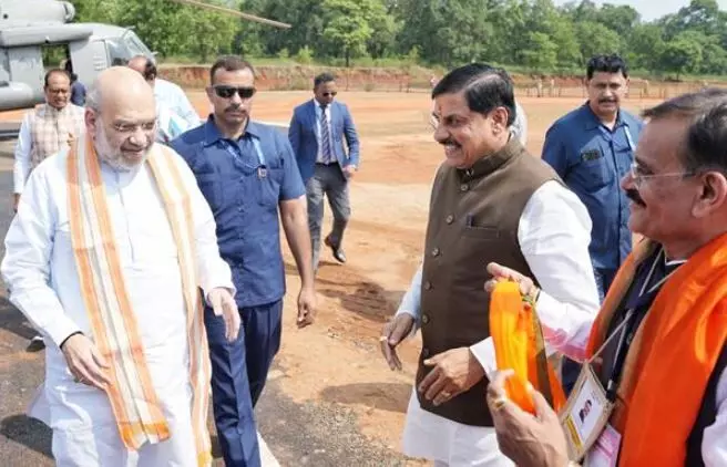 मुख्यमंत्री डॉ. मोहन यादव ने पचमढ़ी हेलीपैड पर केंद्रीय गृह मंत्री अमित शाह का किया आत्मीय स्वागत मुख्यमंत्री डॉ. मोहन यादव ने पचमढ़ी हेलीपैड पर केंद्रीय गृह मंत्री अमित शाह का किया आत्मीय स्वागत