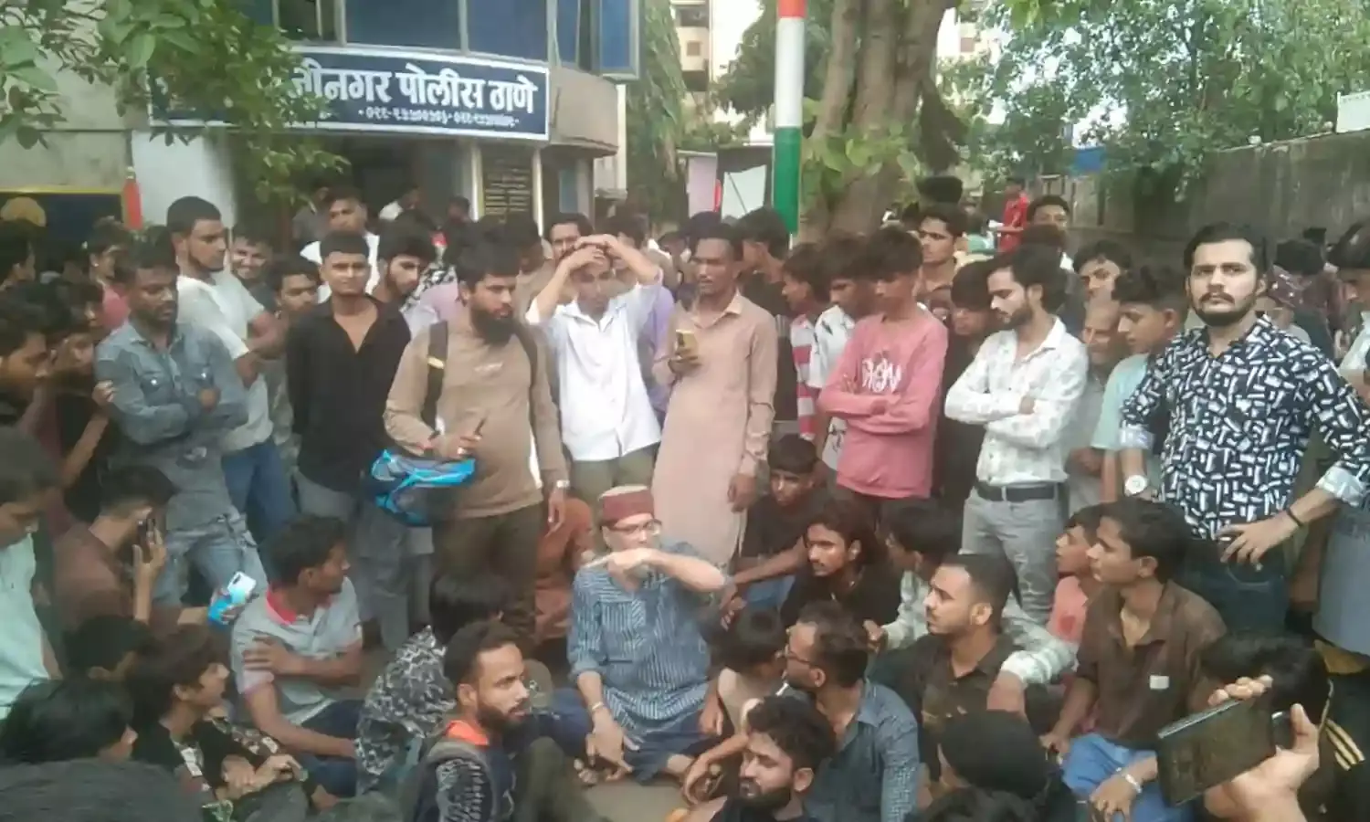 मुंबई के गोवंडी में डंपर ने चार लोगों को उड़ाया, हादसे में चारों स्कूटी सवार की मौत