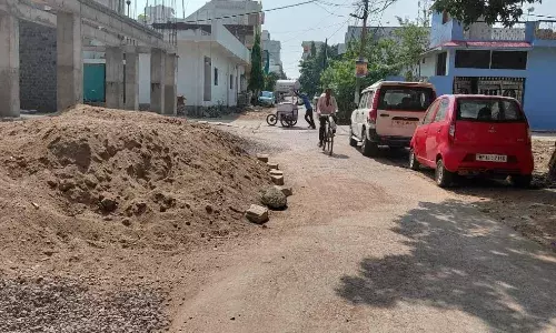 सड़क पर पसरा निर्माण सामग्री का जंजाल, जाम और राहगीरों की आफत