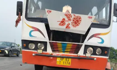 यूपी से मजदूर लेकर कर्नाटक जा रही बस के कंडक्टर की थमी सांसें