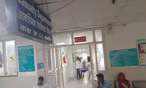जिला अस्पताल..इमरजेंसी यूनिट में गंभीर मरीजाें काे संभालने सिर्फ दो स्टाफ नर्स