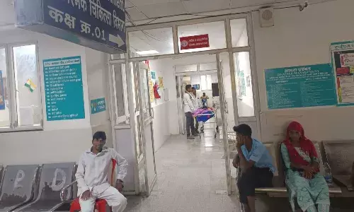 इमरजेंसी यूिनट में गंभीर मरीजों काे संभालने सिर्फ दो स्टाफ नर्स, पेशेंट के परिजन करते है हुज्जत