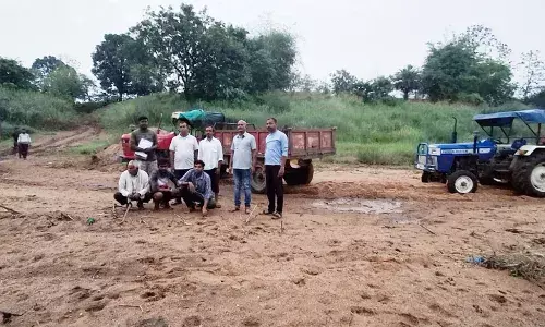 रेत तस्करी : चुलबंद नदी के घाट से रेत लदे तीन ट्रैक्टर पकड़े