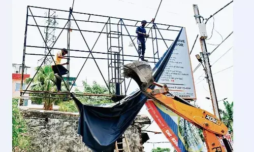 रेलवे स्टेडियम के सामने और बिलहरी पुल के पास से हटाए अवैध यूनिपोल और होर्डिंग