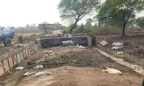 मनमानी, स्वीकृत स्थल से बाहर बनाई जा रही पुलिया