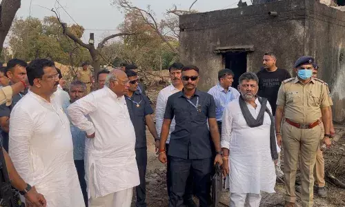 घटनास्थल पर पहुंचे मल्लिकार्जुन खरगे और डीके शिवकुमार, घायलों से अस्पताल जाकर की बात